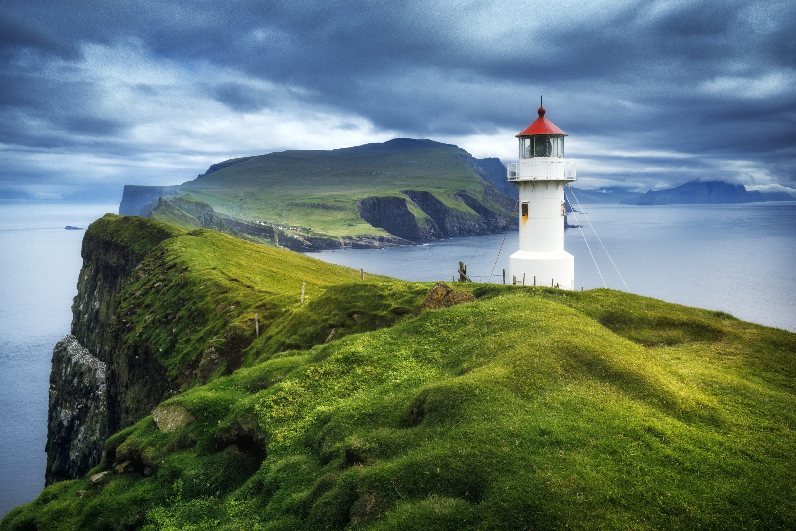 Faroe islands. Маяк Каллур (Kallur), Фарерские острова. Маяк на острове Мичинес, Фарерские острова. Маяк-шпиль Фарерские острова.